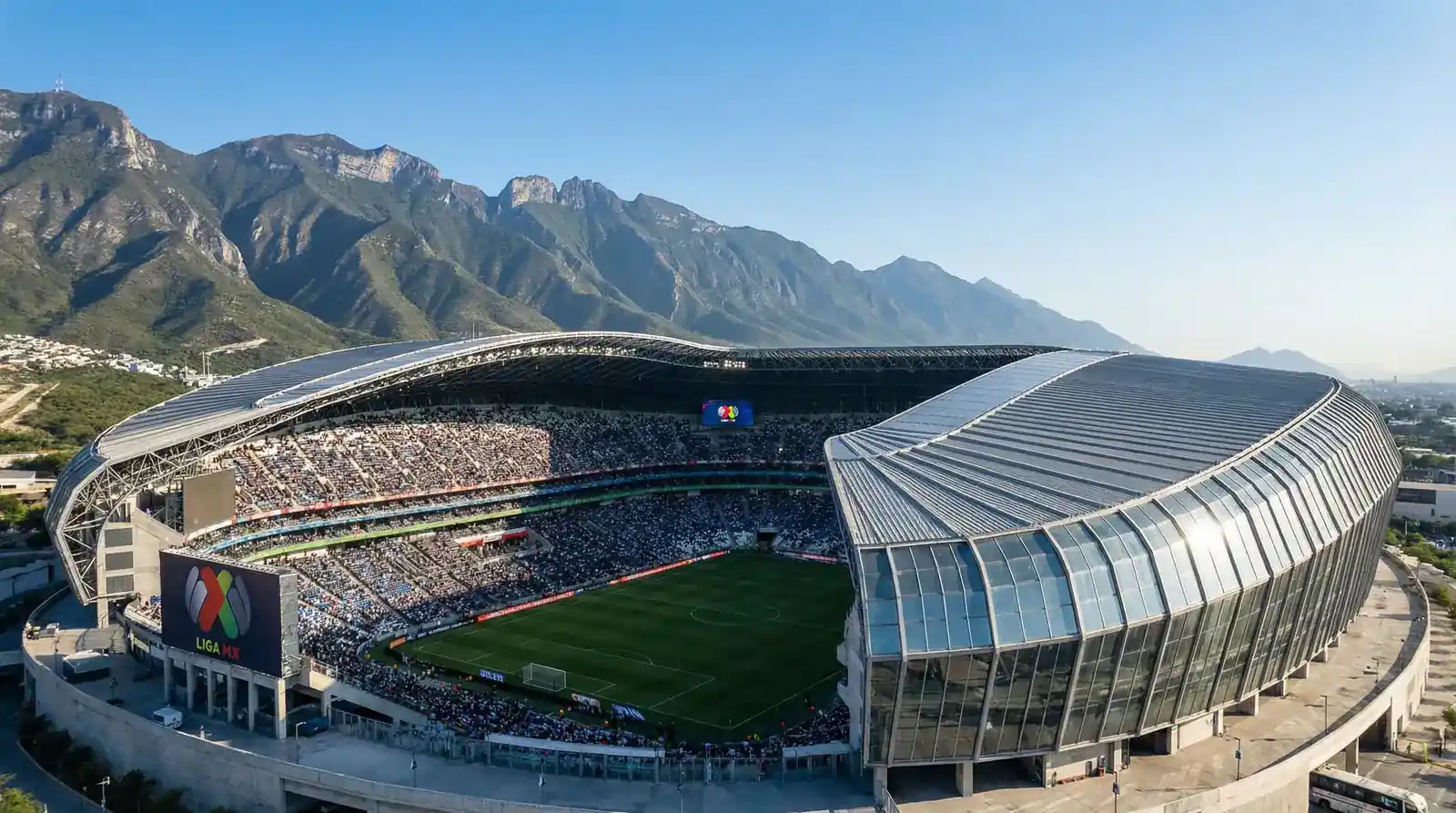 Estadio BBVA Monterrey — moderna Meksikas futbola arēna kalnu fonā